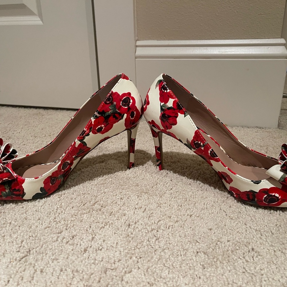 Betsey Johnson Heels Women 9.5 Shoes Red White Floral Print Prince Pumps Bow - Picture 4 of 8